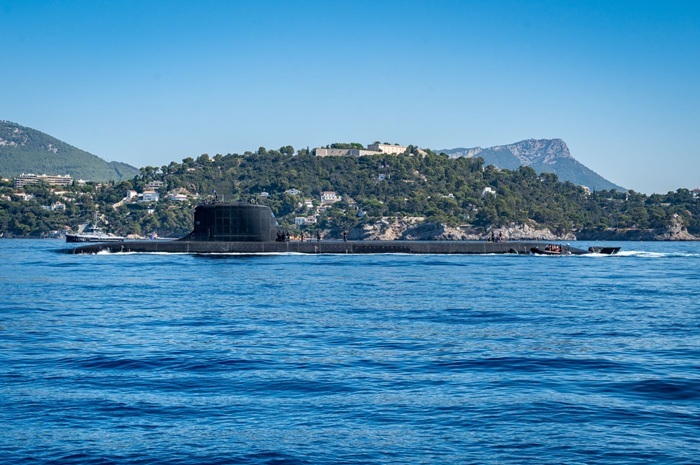 Sous-marin qui émerge