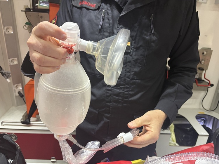 Ballon insufflateur utilisé dans la prise en charge des patients en arrêt cardio-respiratoire