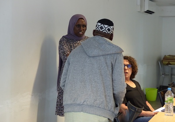 Hada Soumare, accompagnée de sa collègue infirmière Asalée, prend des nouvelles d'un résident du foyer.