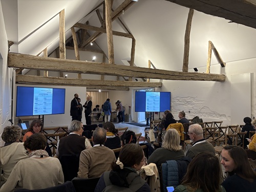 Participants au séminaire attendant le début d'une table ronde