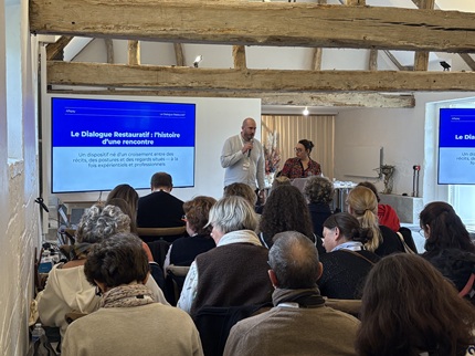 Wafia Bourouby, docteur en psychologie, et Noël Thurin, médiateur santé pair, sont venus présenter leur dispositif sur le dialogue restauratif.