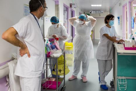 Equipe de soignants, couloir d'hôpital