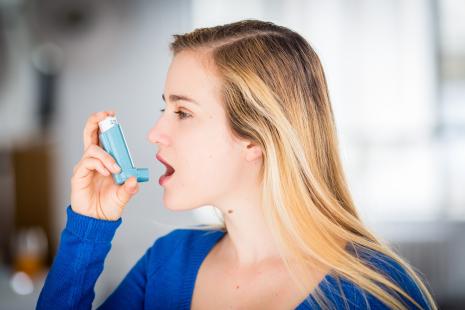 Asthme, jeune femme, inhalateur