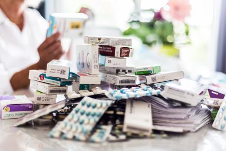 pile de boîtes de médicaments, soignant