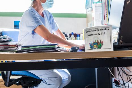 cadre de santé à son bureau, masque