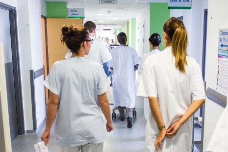 soignants de dos, couloir d'hôpital