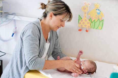 mère, nouveau-né, toilette, chambre de maternité