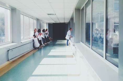 soignants dans un couloir d'hôpital