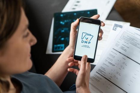 patiente, écran de smartphone, dossier médical partagé