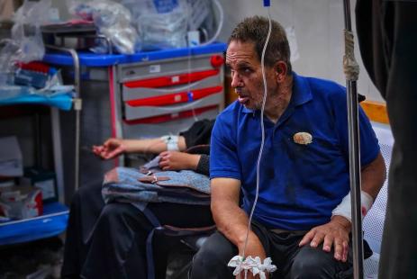 homme blessé dans un centre de distribution, humanitaire