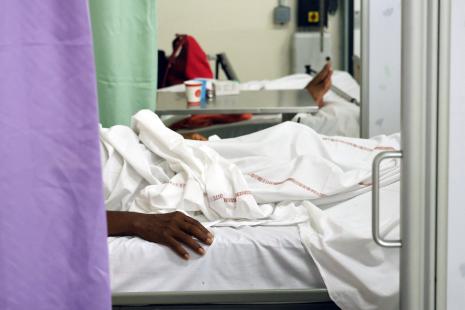 patient, lit d'hôpital