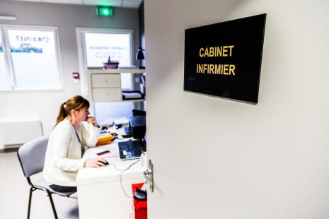 plaque de cabinet infirmier, porte ouverte, infirmière, bureau