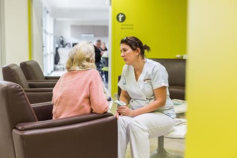 infirmière et résidente échangent dans un EHPAD