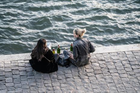 Jeunes buvant de l'alcool, quai, fleuve