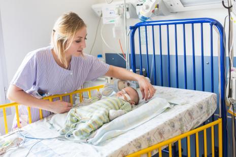 Bébé atteint d'une bronchiolite, hospitalisé dans le service pédiatrie du Centre Hospitalier d'Angoulême