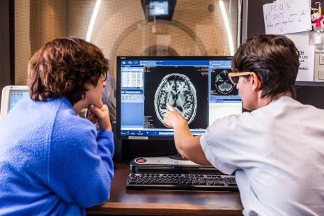 IRM d'un patient victime d'un AVC, soignants