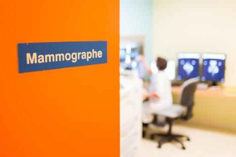 porte ouverte d'un cabinet de mammographie