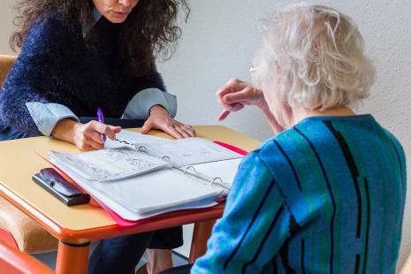 Entretien d'évaluation d'une personne âgée atteinte d'alzheimer