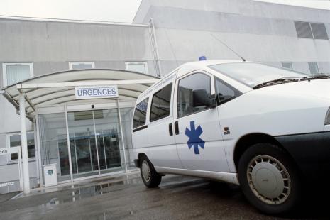 ambulance devant l'entrée des urgences