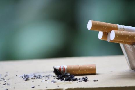 cigarettes écrasées, table, cendrier