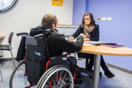 assistante sociale en entretien avec homme en situation de handicap