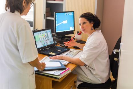 Cadre de santé discutant avec infirmière dans son bureau