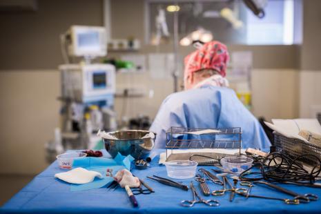 Instruments dans une salle de bloc opératoire, soignant de dos