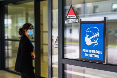 signalétique port du masque obligatoire collée sur porte vitrée