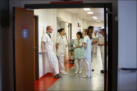 Equipe soignante dans un couloir d'hôpital