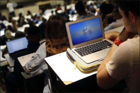 cours magistral en université, étudiants, écran d'ordinateur