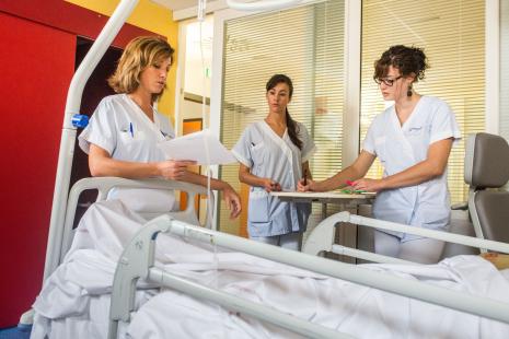 Changement d'équipe soignante dans une chambre d'hôpital