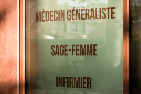 Plaque d'un cabinet médical avec médecin généraliste, sage-femme, infirmier