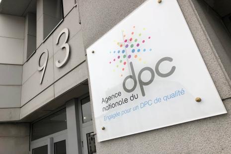 Panneau Agence nationale du DPC, extérieur, bâtiment