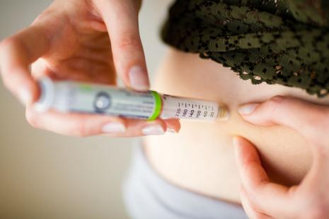 Femme diabétique s'injectant de l'insuline avec un stylo à insuline.