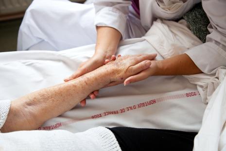 Massage sur le bras d'un patient en fin de vie