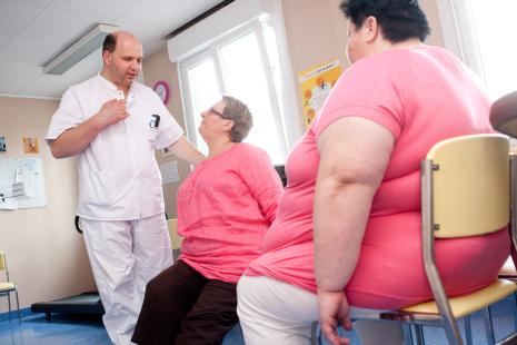 Deux patientes en situation d'obésité en séance d'exercices physiques avec un kinésithérapeute