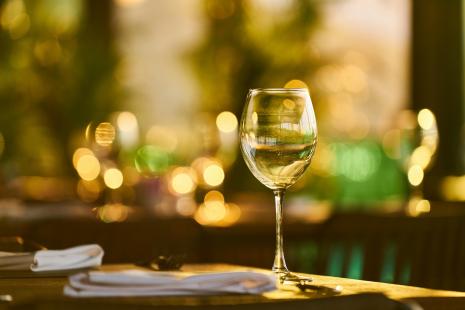 verre de vin vide sur une table