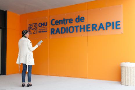Patiente devant le centre de radiothérapie du pôle oncologie du CHU de Bordeaux