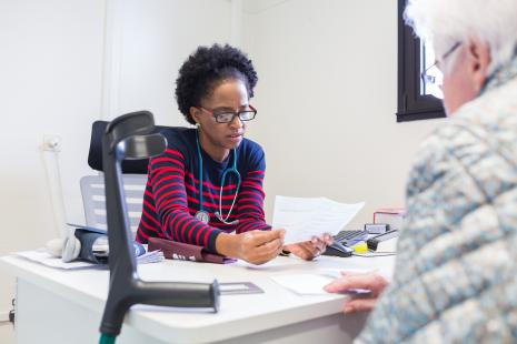 Médecin généraliste en consultation avec une personne âgée