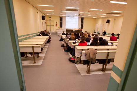 Etudiants suivant un cours en amphithéâtre 
