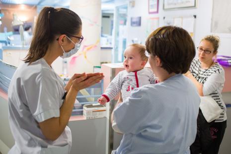 Equipe soignante en néonatologie avec mère et nourrisson