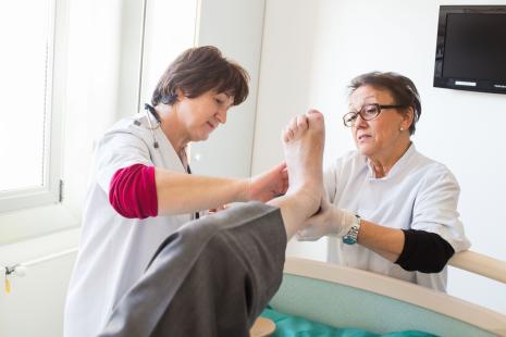 Deux soignantes examinant le pied d'un patient diabétique