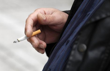 Main d'homme tenant une cigarette