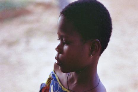 fillette noire de profil