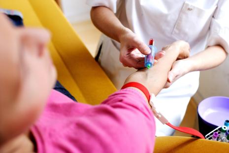 infirmier faisant une prise de sang à une patiente