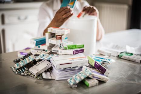 Femme jetant des médicaments.