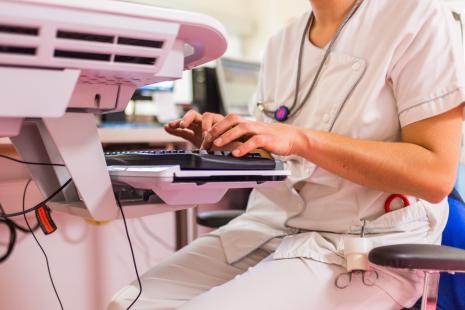 Infirmière au poste de soins
