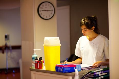 Infirmière travaillant de nuit 