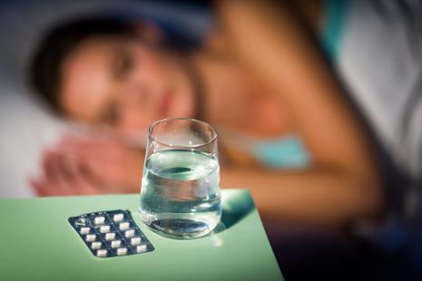Somnifères sur une table de chevet