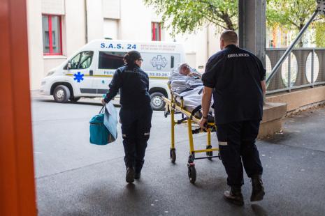 Brancardage d'une personne âgée après une chute, service des urgences d'une clinique.